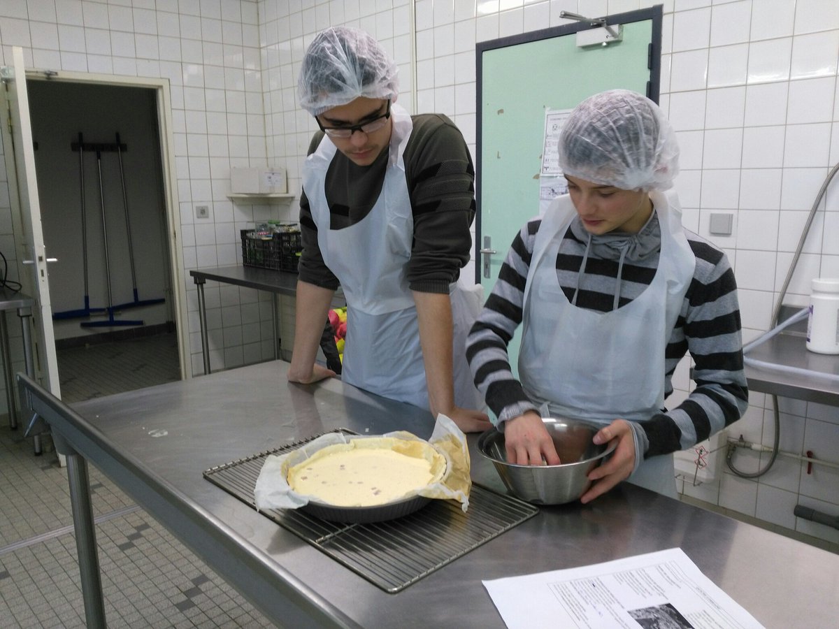 LannesMarechal's tweet photo. Après les succulents brownies, les étonnants muffins , la classe de #3PEP propose sa quiche lorraine dans le cadre de leur projet " le palace des gourmands". Bravo à eux! https://t.co/UtQLMPkujb