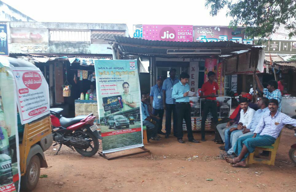 hpcl_nelloreRO's tweet photo. AutoRickshaw APB-Refuel Enrollment drive organised by @HPCL Nellore Retail Regional Office at three Auto stands in Ulavapadu,Ongole. Auto drivers enrolled for Refuel card and Opened  Airtel Payment Bank Account. #cashless @Rg03Goel @VAIDICKA @Vinay_003 https://t.co/ckkb98wuu4