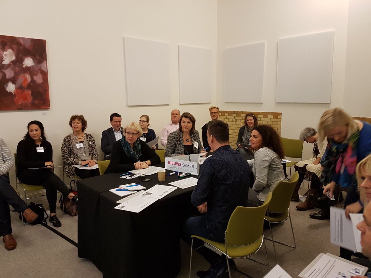 Thynie's tweet photo. Overwelmend veel leuke reacties op onze workshop van 'de Nieuwskamer in Almere' bij #HDLO2017 Bedankt @KINGgemeenten voor de uitnodiging! Binnenkort (op verzoek) ook te volgen in Almere en in eigen gemeenten 😜 #fyidatzijnfaketweets! @IrmaSchouten @nadinewbrink @dbenshachar https://t.co/uF3wK1sVPa