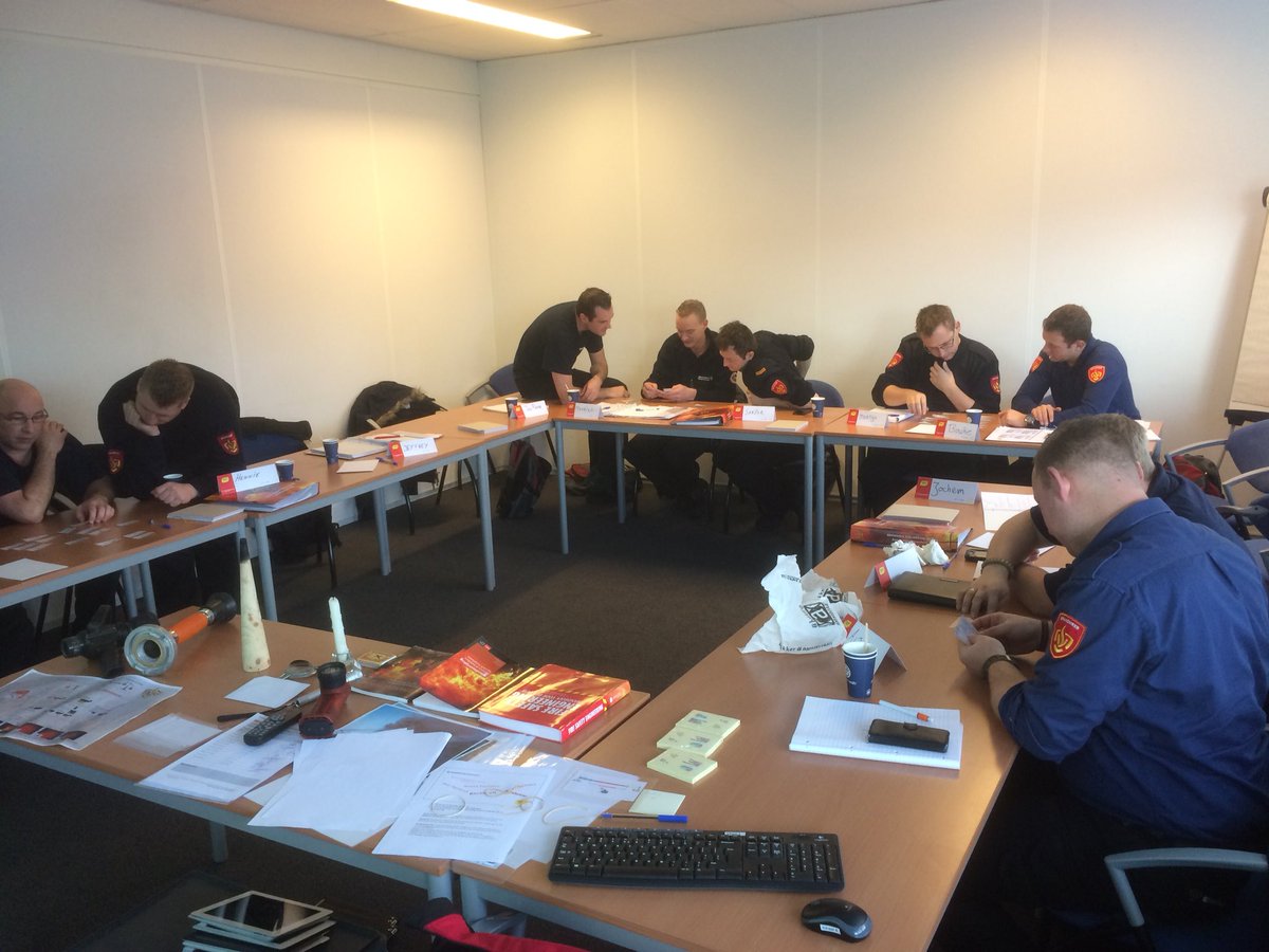 PPierneef's tweet photo. Vandaag mogen sparren met enthousiaste cursisten leergang bevelvoerder LG15. Thema #RSTV. Herkennnen van #brandfenomenen en toepassen van RSTV scan. Beeldmateriaal via #helmcamera. Spelen met #memory. Werken met iPads. #mindmappen @Vakbekwaam_ZHZ https://t.co/VGwL0Tb01Y