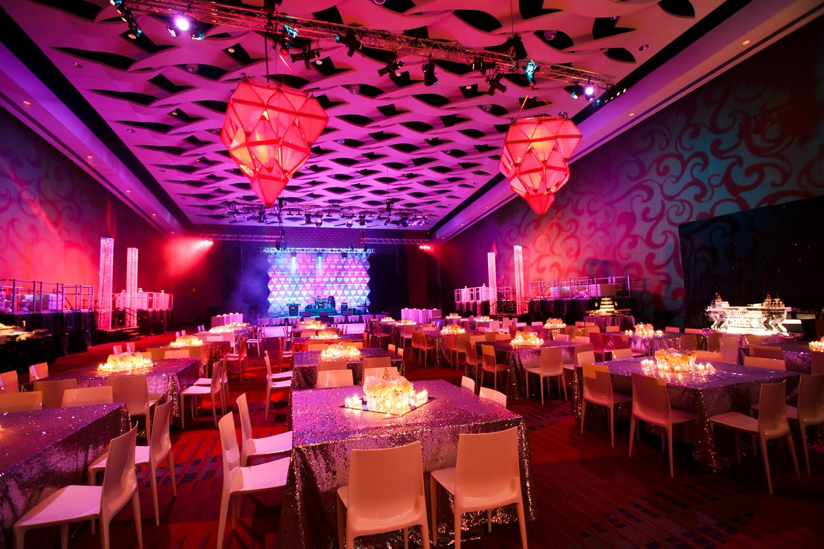 RSVPEventsInc's tweet photo. With our holiday events starting this week, let's throw it back to another one of our favorite holiday parties in 2010! #throwbackthursday #circa2010 #holidays #holidayevents #holidayparties https://t.co/bxCUe653fx