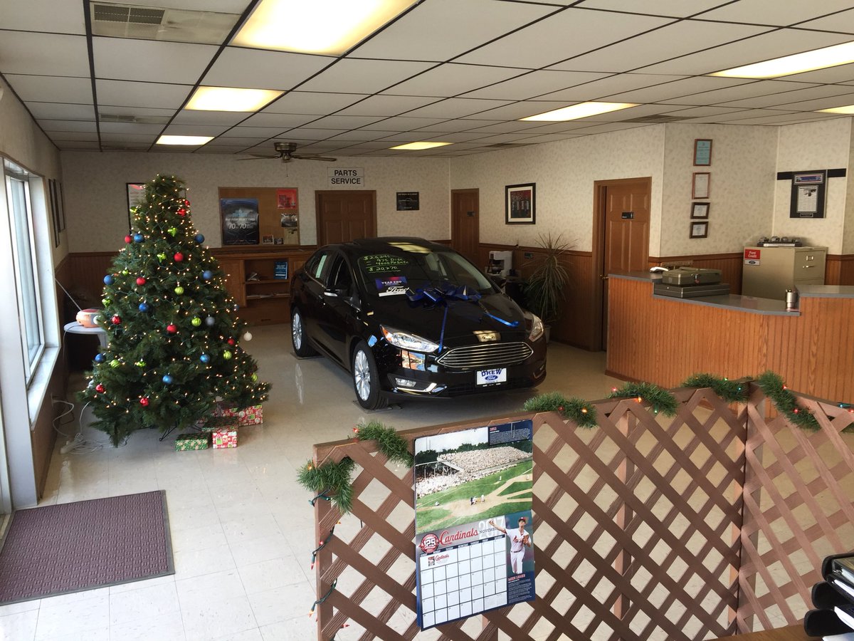 drewfordinc's tweet photo. Getting the show room decorated for Christmas!  25 days until Christmas!  #CountdownToChristmas https://t.co/pIES0ruwSO