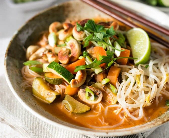 Deze #Thaise rode curry noedels is een super makkelijk #vegetarisch #recept met een lekker spicy karakter door de Thaise kruiden en aroma’s. kookse.tv/recept/thaise-…

Dus ben je toe aan #vakantie? Met dit gerecht waan je je in Thailand.
