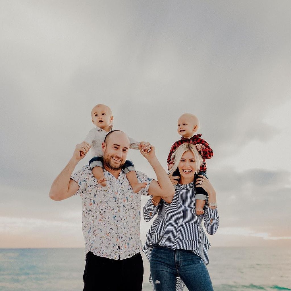 Hello_Autumn's tweet photo. I got to meet another BEAUTIFUL family and photograph these sweet smiles! These twins had my ❤️! Merry Christmas Axel + Olson! 🎄 https://t.co/Mye6Og1Ndt