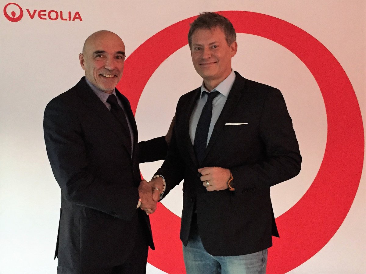 InemoPL's tweet photo. Prof. @Rafalohme gościem Grupy @Veolia w Polsce na jubileuszu 20-lecia. Temat: nowoczesne zarządzanie #emocjami. #Inteligencjaemocjonalna to ogromna siła - menedżerowie usłyszeli, jak czerpać z jej mocy do lepszego zarządzania. Gratulujemy jubileuszu i podejścia do biznesu! https://t.co/8QGvZPHy2S