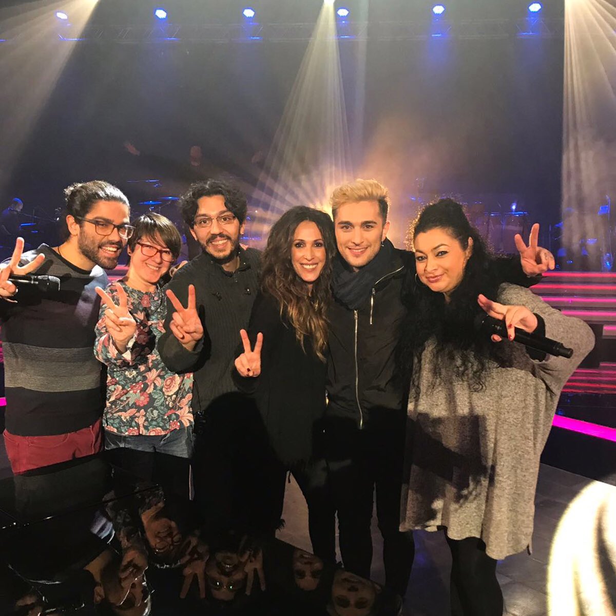 FanClubMalu's tweet photo. Vaya, vaya...lo que tenemos por aquí! Se oye a gritos el...¡¡ #TeamMalú ganador, Team Malú ganador!! @_MaluOficial_ 😍
"Súper equipazo de artistas! Vamos a por los #Directos2 !!! Vamoooooossss! @genaracortes @RicardoMLaVoz @SamuelOfficialS @__RubenGarcia__ #LuciaCollado " https://t.co/wM8NpRhKOo