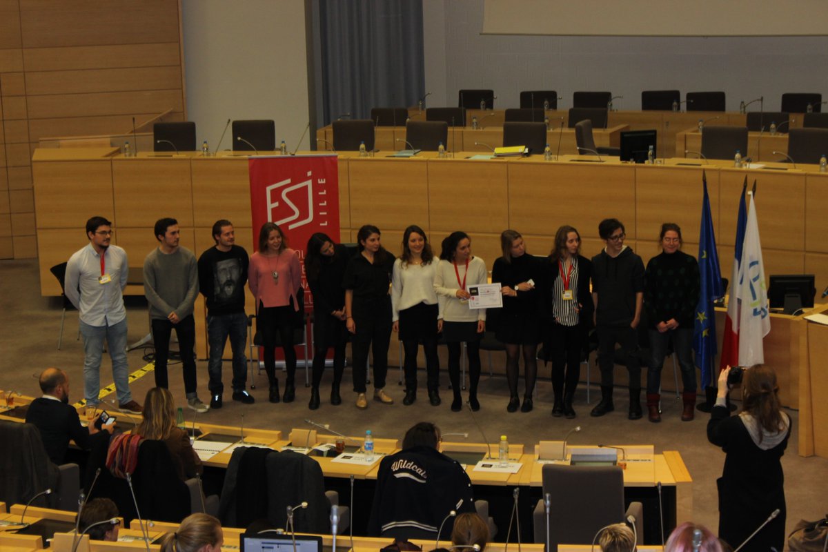 Caroline_UQLS's tweet photo. Remise des prix du #MedialabESJ
@ESJLille @EDHEC_BBA @EpitechLille @eartsup
3ième Prix : #Actualisez
2nd prix: #Tacticlub
1er prix: #HorsLaLoi https://t.co/GkhyOJJpbW