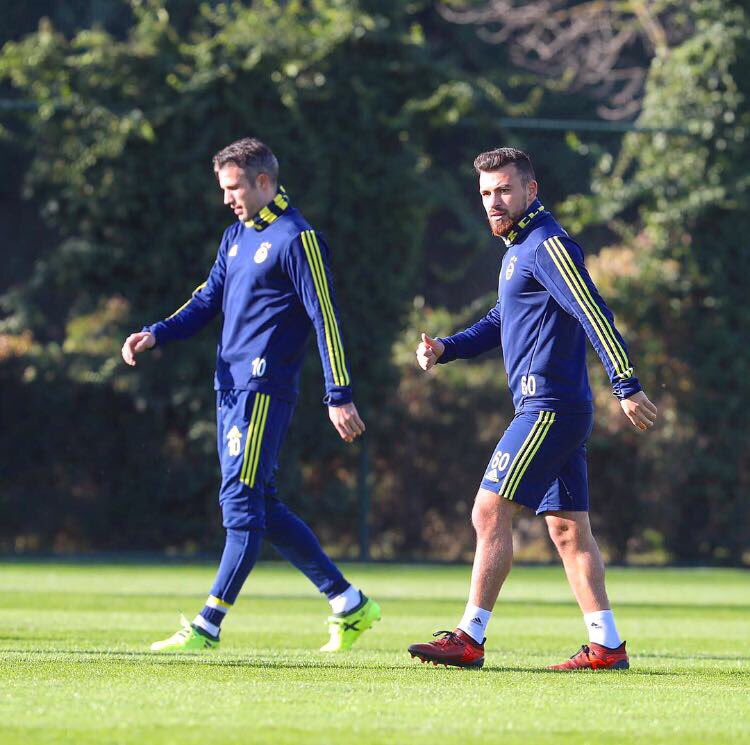 karakocc10's tweet photo. Legend 👑 @Persie_Official #fenerbahçe https://t.co/xsVEdCZvJE