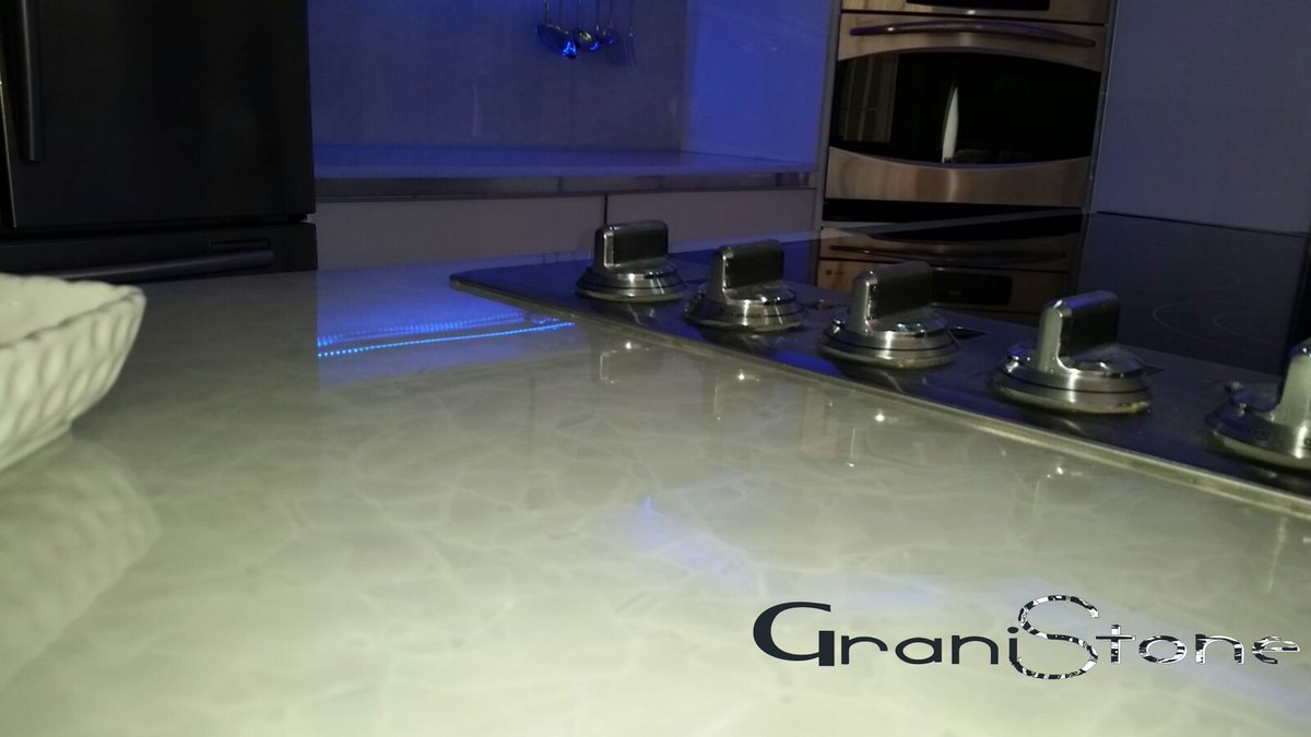 invgranistone's tweet photo. Miren este hermoso tope en Stone Glass Iceberg! Este material es super resistente al #calor y las #manchas y estás compuesto casi en su totalidad de #vidrio , uno de los mejores amigos del #MedioAmbiente 
#buengusto #calidad #felizdia #jueves https://t.co/v0XrZHhK1k