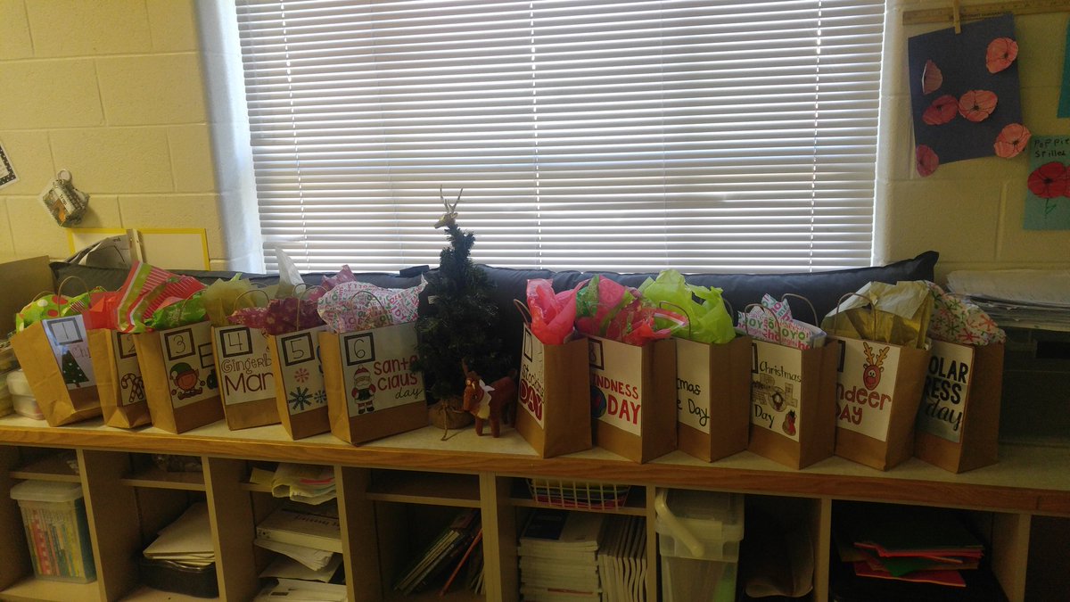 annahnelms's tweet photo. Looks like we had a visitor arrive.... https://t.co/oZ8VfEPcsg