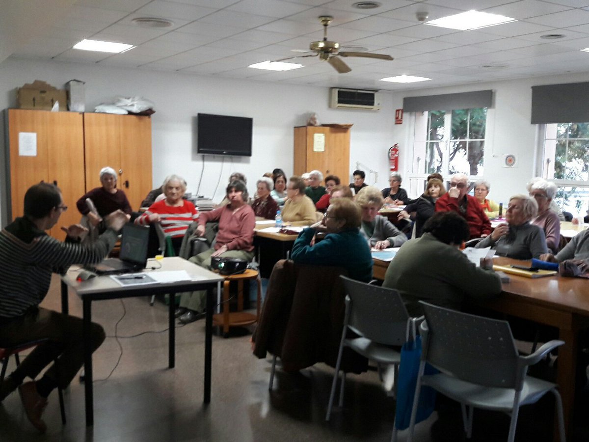MayoresMoncada's tweet photo. Charla impartida por la Oficina del Consumidor de Moncada. Compras en Navidad. Consejos para no gastar más de lo necesario. https://t.co/JQdQSA4ZeT