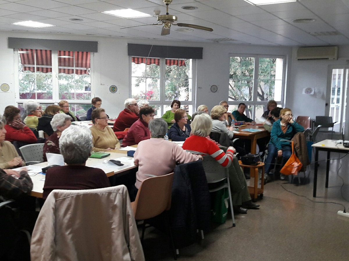 MayoresMoncada's tweet photo. Charla impartida por la Oficina del Consumidor de Moncada. Compras en Navidad. Consejos para no gastar más de lo necesario. https://t.co/JQdQSA4ZeT