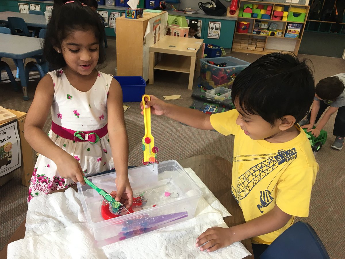 mrsburkec's tweet photo. We found out that magnets work in water! #pespride https://t.co/P6hftb20GI