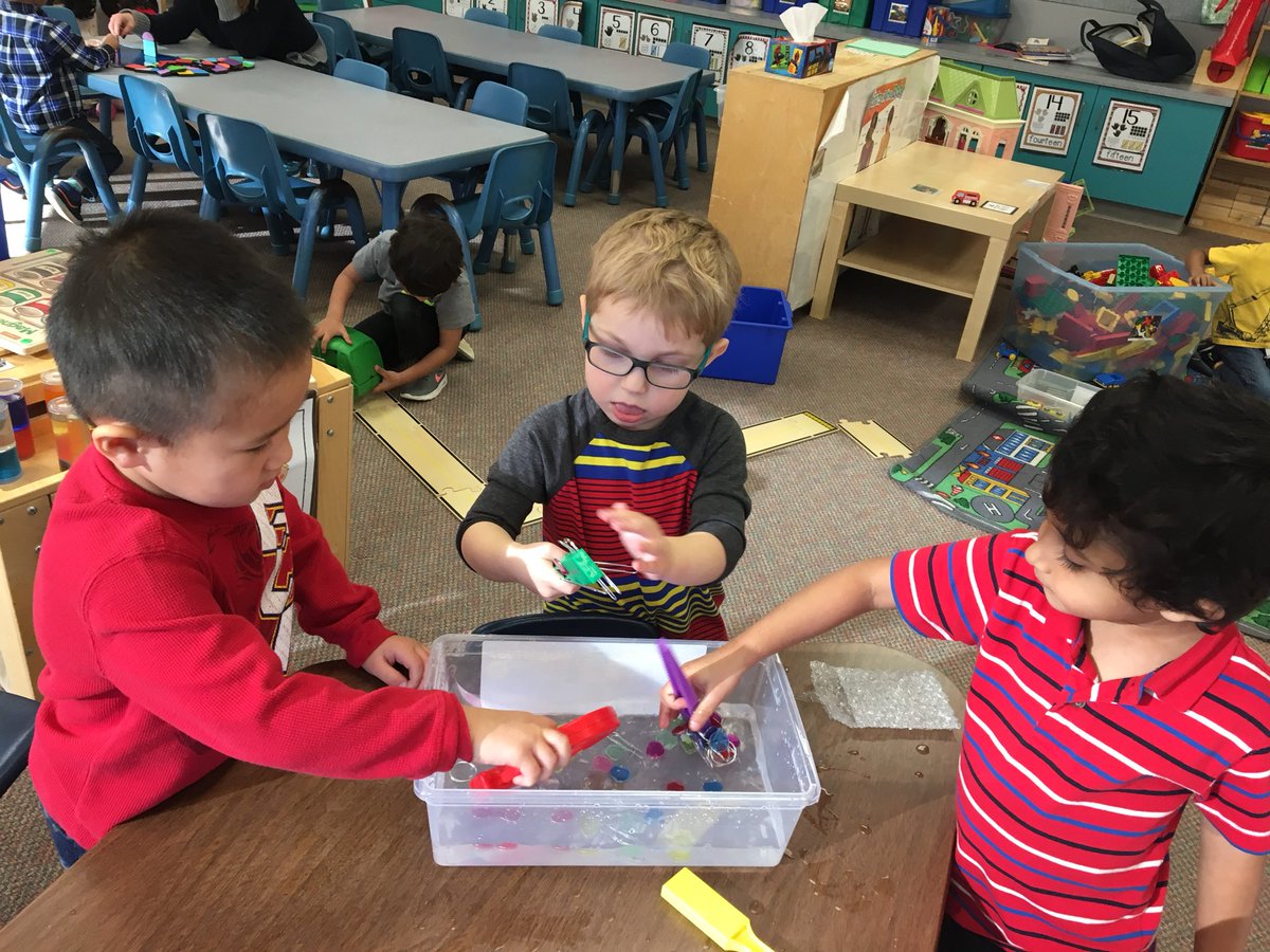 mrsburkec's tweet photo. We found out that magnets work in water! #pespride https://t.co/P6hftb20GI