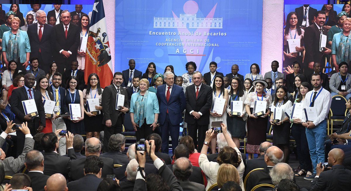 AGCICHILE's tweet photo. En La Moneda se realizó el IV Encuentro Anual de #BecariosAGCI 2017. Conoce los detalles aquí https://t.co/SePBeL6Kqa https://t.co/Ql6ahZ17Dn