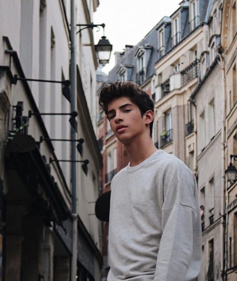 ¿Te imaginas recorrer las calles de #Paris con <a href="/manuriosfdez/">manu rios</a>? 👫 ❤️ 🌆  Sí, sabemos que te lo podrías imaginar perfectamente 😚  #top #sclusib #felizjueves #manurios