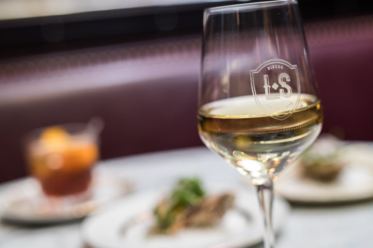 In need of a midday break?
Our suggestion: share a glass of wine and a meal with good company.
It's that easy!
#lasocietemtl #restomtl #vino
