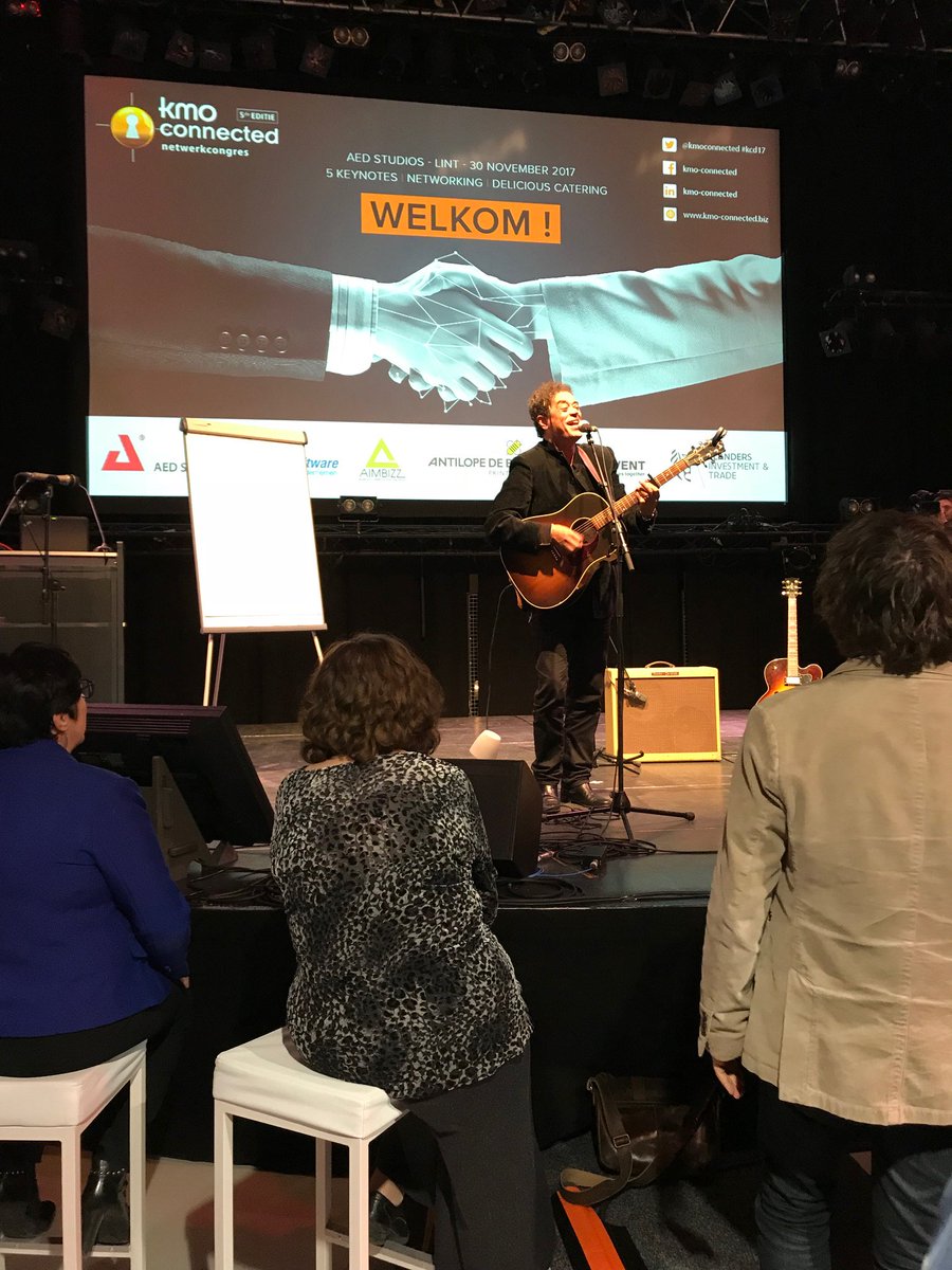 kmoconnected's tweet image. We gaan er een wijntje op drinken! Muzikale apéro met een optreden van Jean Bosco Safari, zingen maar! #kcd17