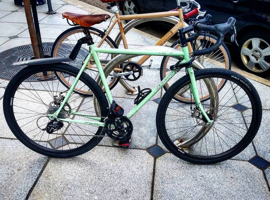 RideAlongside's tweet photo. Do you own a bike with #dirtdrops ?
Is it a #cyclocross , #gravel, #roadplus, #allroad or just a #mtb with #dropbars?
Here is a #surlystraggler used by a #bikemessenger in #SanDiego. It would make a great #commuterbike during the week and an #adventureb… https://t.co/D3RNzwRoXi https://t.co/xdgC6N5iyF