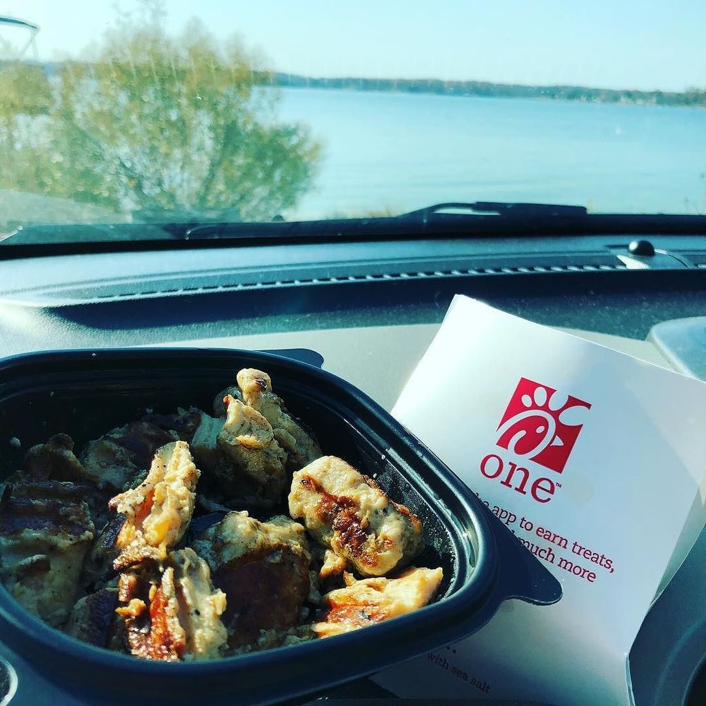 IlikeitFrantic's tweet photo. Eating a quiet @chickfila lunch, watching the water, listening to a @jamespattersonbooks book. #metime #chickfila #chickfilamoms #chickfilamom #chickfilamomspanel https://t.co/Tbcv6gYSH7