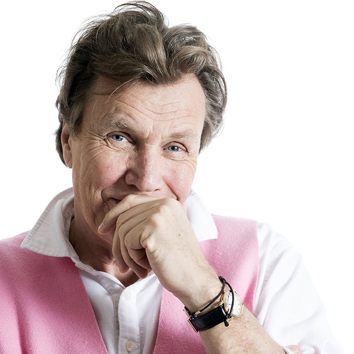 Only two hours until @Theo_Fennel joins our panel discussion on jewellery as art at #TheExhibitionistHotel!