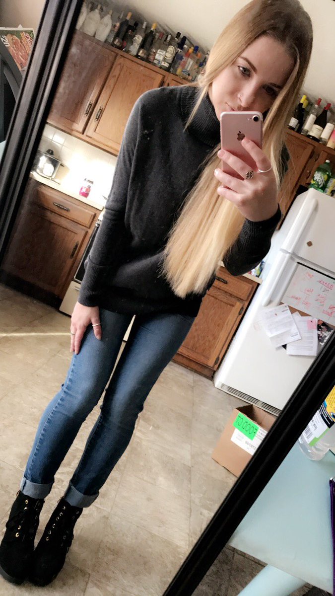 sydney_moyer's tweet photo. Same pose, different fit #PresentationWeek https://t.co/mEixDfRSJa