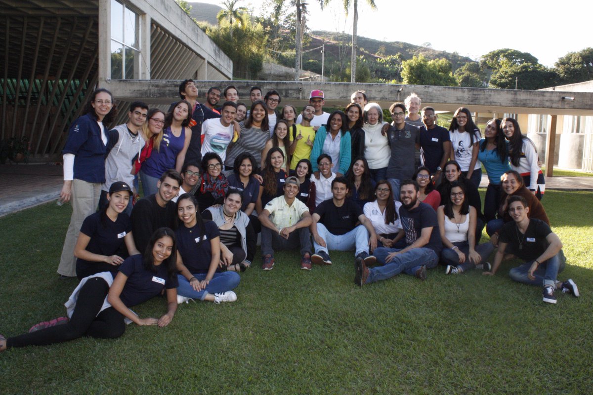 VoluntariosUCAB's tweet photo. El 29 de noviembre estudiantes de diversas agrupaciones del voluntariado UCAB realizaron su encuentro anual reflexionando sobre sus vínculos con las comunidades y su impacto en ellas.
¡Gracias, voluntarios! Seguimos formando #LíderesEnAcción https://t.co/naCNm8PTId