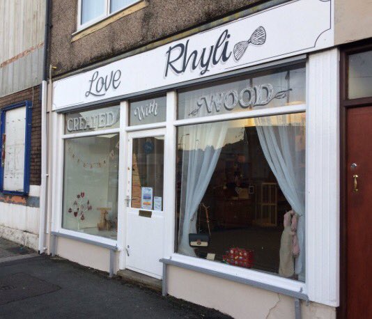 lauraBGEffect's tweet photo. Don't forget #Brynmawr #Christmaslights tonight. If you're in town, pop in and see new @bgeffect #startup #loverhyli on station rd @BlaenauGwentCBC #investinbg https://t.co/lW69w7JTK0