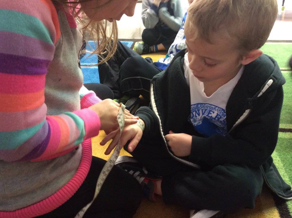 MrsSarahCassidy's tweet image. The Ss were making jewellery today. They learned they had to measure the wrist of others. The students then taught the class about cm, circumference, width, bigger, small, and equal. They amaze me!@ALCDSB @alcdsb_cart #mathinplay