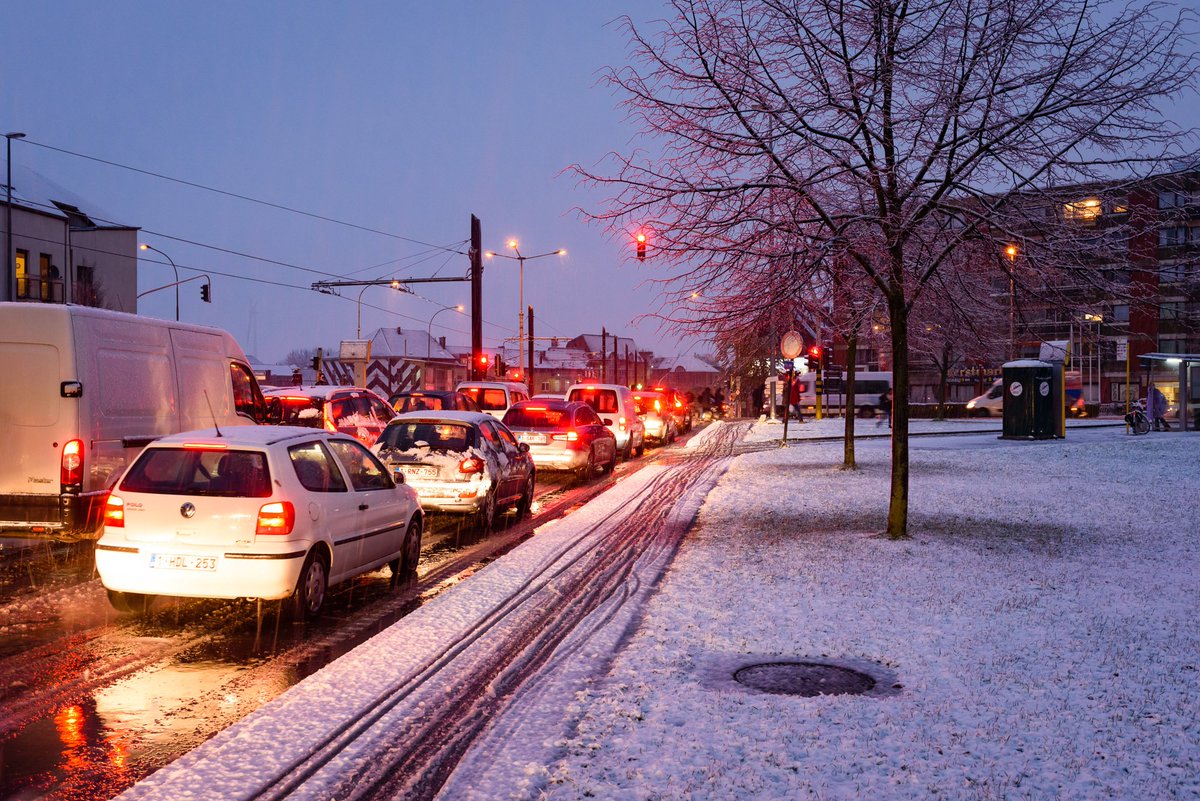 thdk90's tweet image. Eerste #sneeuw in #Gent zorgt voor ellende op de R40 #verkeer #avondspits  #editoral