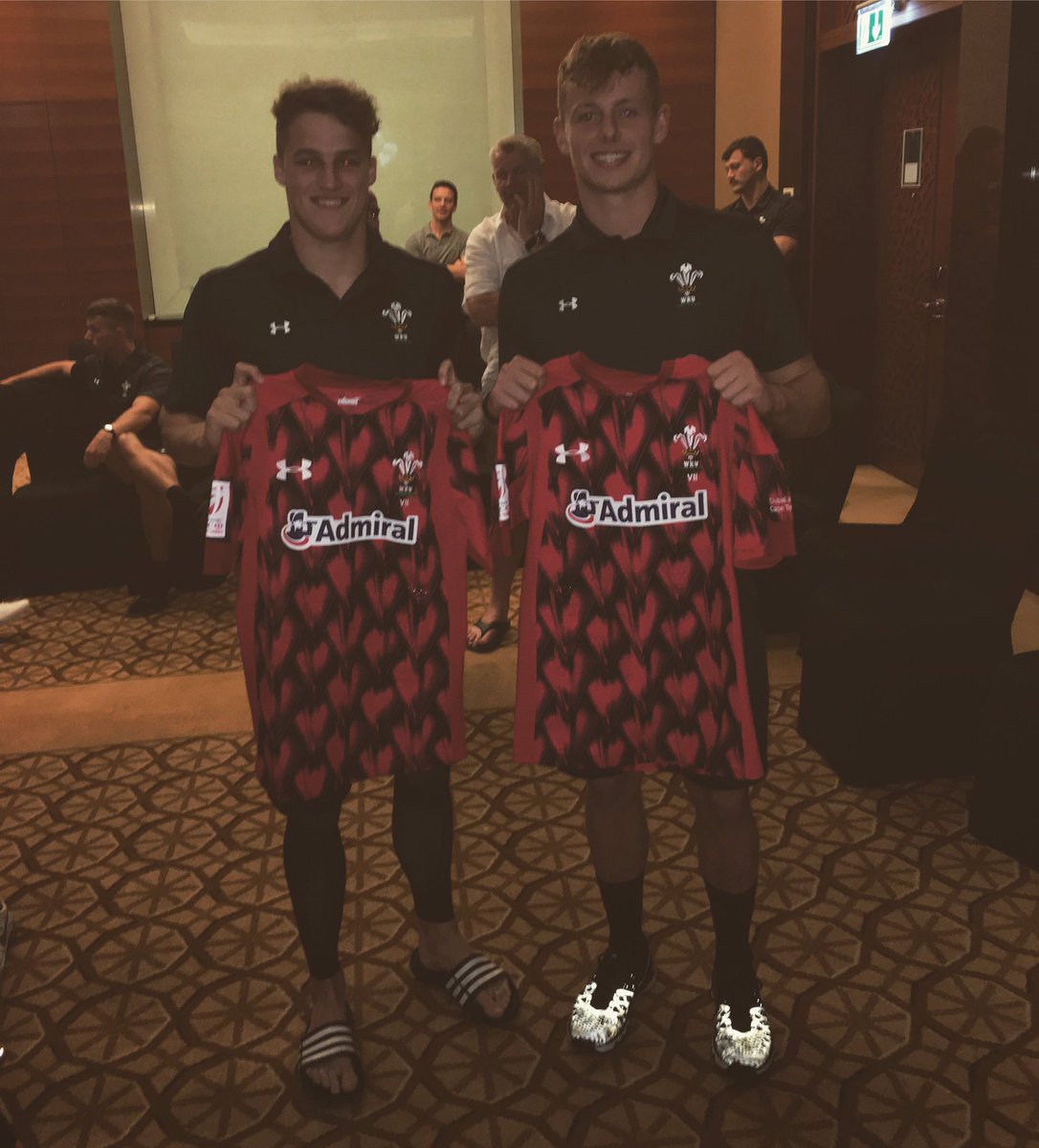 tomi_lewis1's tweet photo. Looking forward to making my debut on the world 7s series tomorrow with @Philjones735 https://t.co/AERjcz0cpY