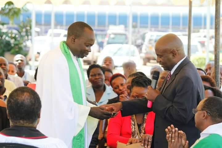 UgandaCAA's tweet photo. The Entebbe International Airport community hosted Bishop Luwalira Kityo who launched the Entebbe Airport Anglican Fellowship and prayed for the on-going works for upgrade and expansion of the Airport on Wednesday. #GOUWorks #CAAWorks https://t.co/nKBmOQMsEF