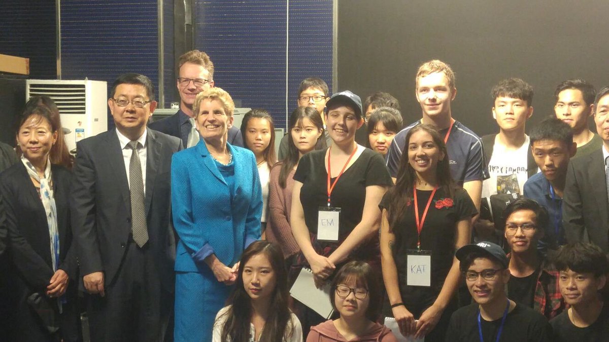 HumberPoly's tweet photo. Humber College and Shenzhen PT announced a new exchange program beginning in spring 2018 today, alongside @Kathleen_Wynne who met with students from both polytechnics working on a joint production of a lecture tour by comedian  @akaDashan https://t.co/MlUulTQNv7 #ONpse #CDNpse https://t.co/WyCukeVqU0