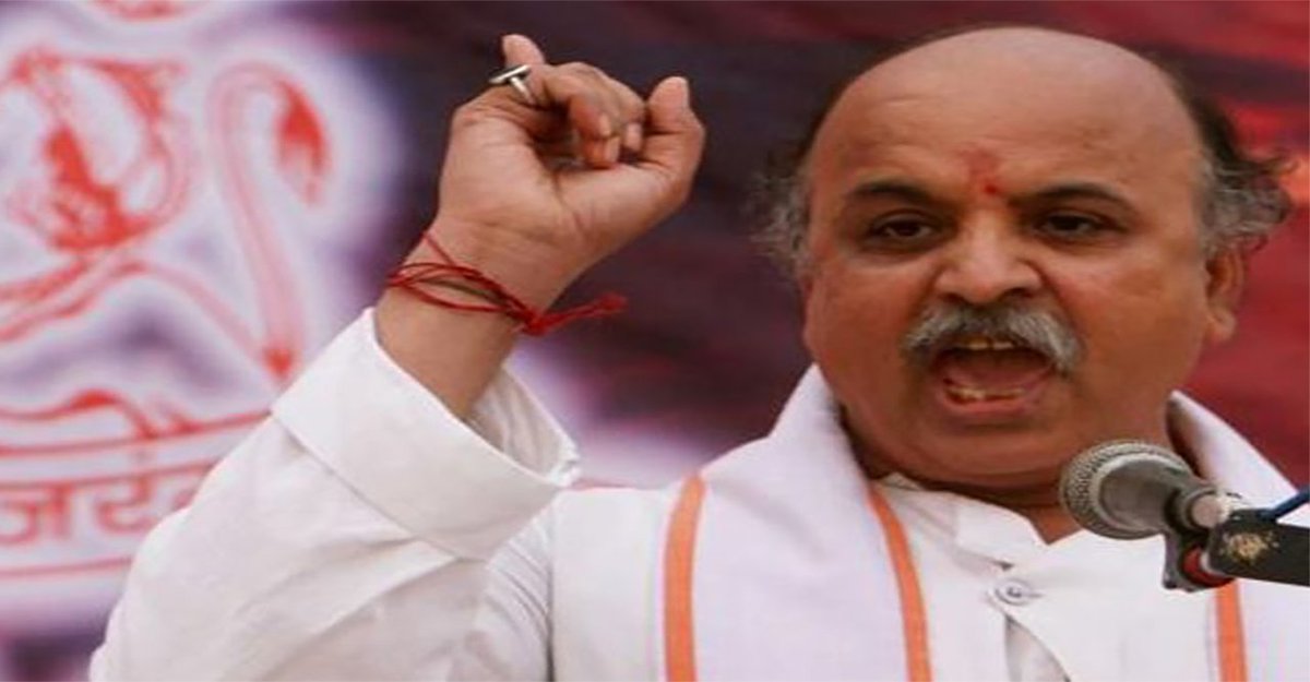 expertkhabari's tweet photo. पीएम बैन करे फिल्म पद्मावती, नहीं तो देशभर के थिएटर में लगा देंगे आग: प्रवीण तोगड़िया https://t.co/xAFEAZBIaL
#PadmavatiFight #PadmavatiPanel #praveentogadia #PadmavatiRow #Padmavati https://t.co/MnmI1aOPbk