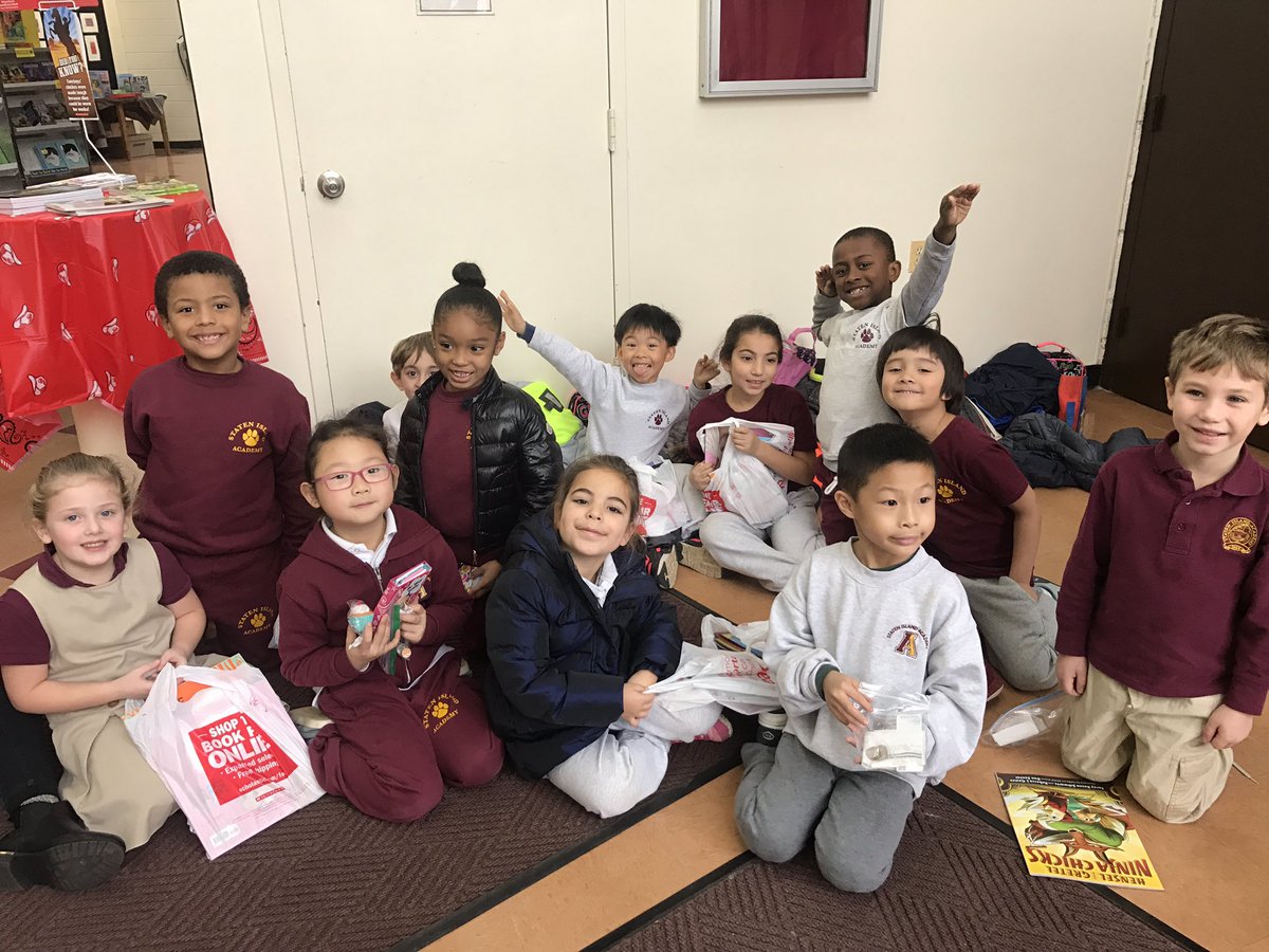 SIA_Lib's tweet photo. A bunch of happy readers in #grade1 at the book fair! @SI_Academy https://t.co/8FECM3QxOW