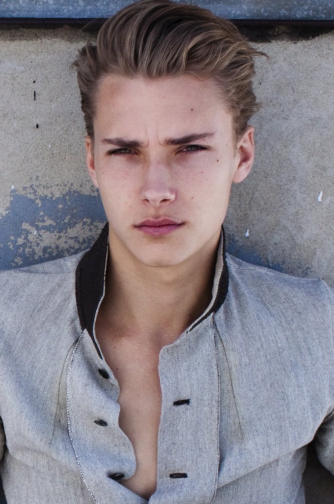 🚨SE BUSCA PERSONAJE🚨
LOUIS BENOIT. 
🔗Francés, mejor amigo, hermano de Aaron desde los once. 
🔗Hermano mellizo de Gabrielle. 
🔗Antiguo alumno de Beauxbâtons. 
🔗Estudia dragones.
◻Interesados estoy en MD para detalles. 
✴FC Niclas Gillis 
¿Me ayudan con un RT?