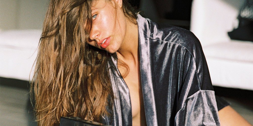 Lois wears Extase Kimono.