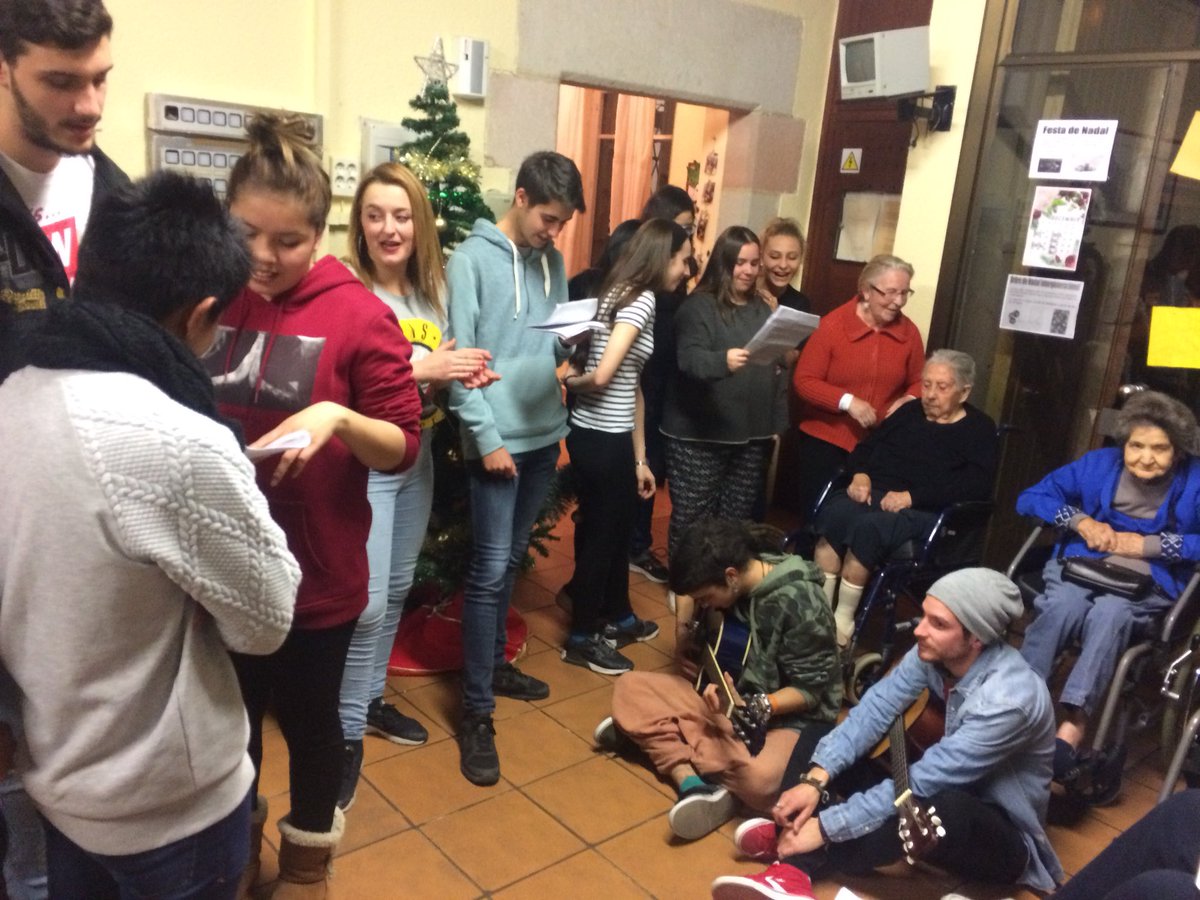 vibentia's tweet photo. Avui els alumnes del IES Ferran Tallada han fet l’arbre de Nadal amb nosaltres i ens han cantat nadales 🌲🤶🏻🎅🏼 https://t.co/gJhHzx7kUB