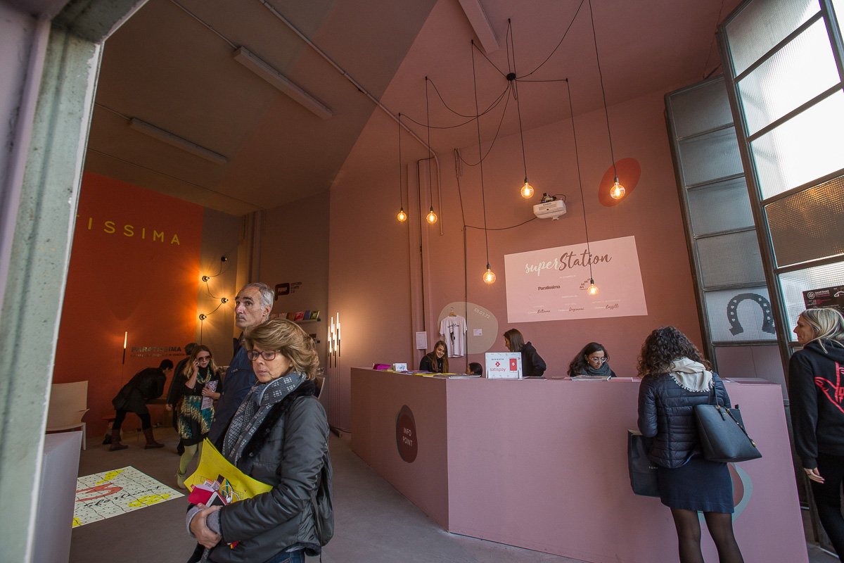 CreativeCables's tweet photo. Siamo stati molto felici di avervi potuto prendere parte all'edizione 2017 di @Paratissima, con i nostri prodotti utilizzati nell'allestimento #SuperStation dell'info point. Ci vediamo nel 2018! 💡

📷 Jana Sebestova | #CreativeCables #BeCreative https://t.co/QdwtlCDLv3