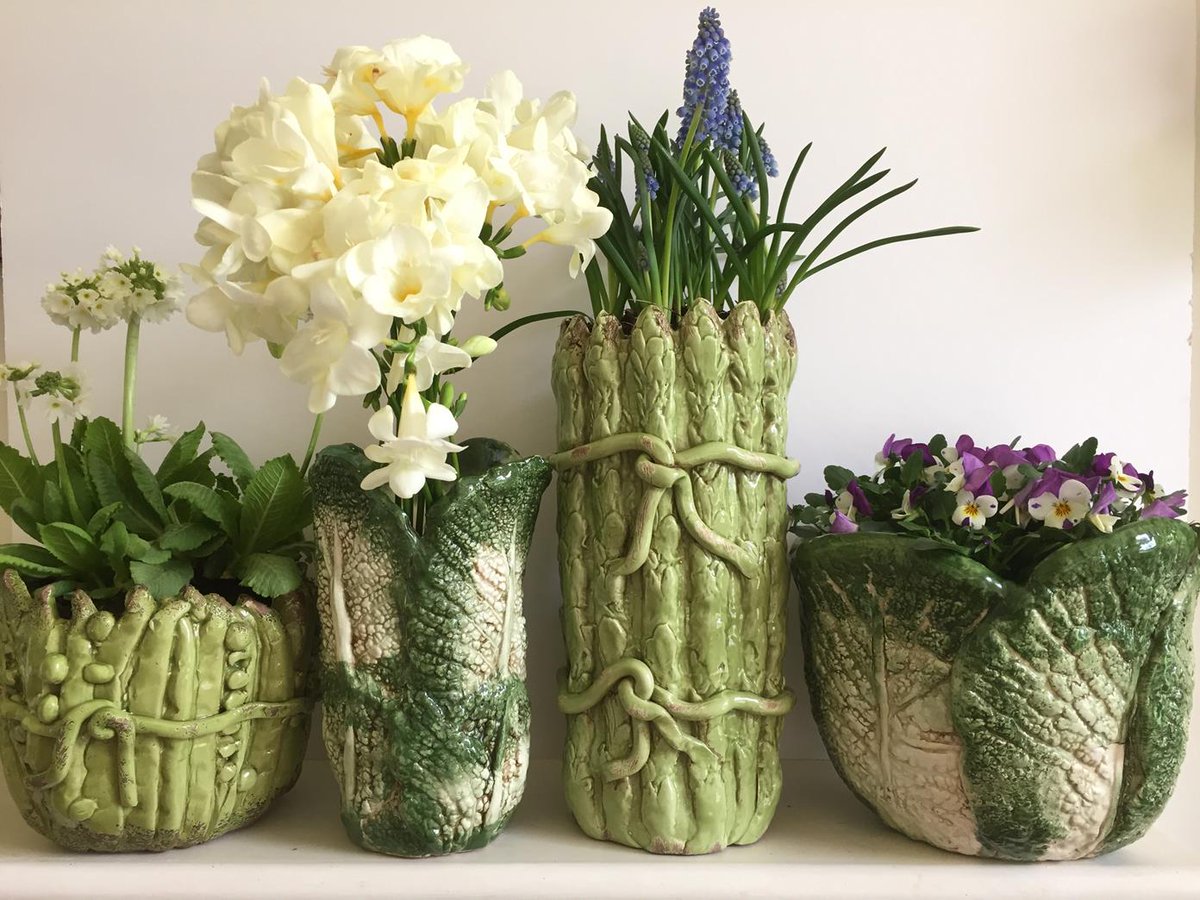 MBerrowCeramics's tweet photo. Getting ready for the #Symondsbury #ChristmasMarket. As well as showing my own #ceramics, I am hosting Charlotte @velvetanddash &amp; Julia from Rapson de Pauley plus my niece Dot with her charity cards in support of @WomensAid. My studio will be buzzing with energy and creativity! https://t.co/67NYp2D2DC