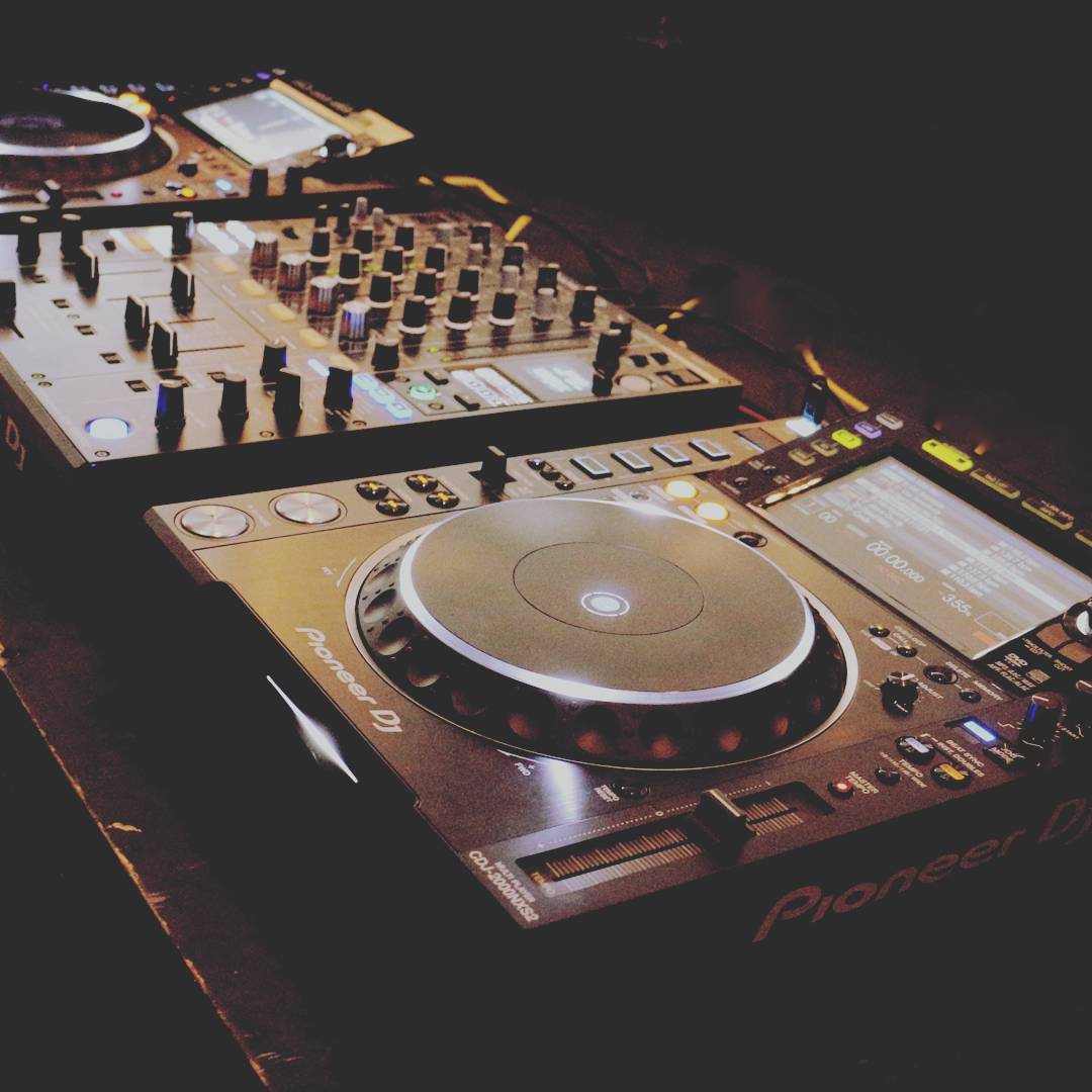 Quality piece of equipment here, the CDJ nxs2 next to it's sister the 900 nxs2 mixer, a fine pair #dj #djlife #cdj #mixer #equipment #pioneerdj #visuals #music