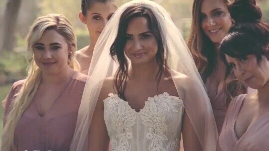 g_cariello's tweet photo. Aaaaaa olha quem tá ali #TMYLMVideoFriday https://t.co/GpVUhE2gZj