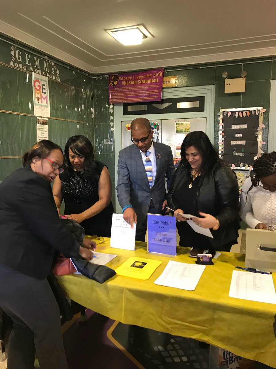 ReginaldLandeau's tweet photo. Principal @ReginaldLandeau working feverishly with #parents at Ryan’s Parent Teacher afternoon conferences! #HardWork #InspireLeadership #RyanLions #MS216Q https://t.co/5lVaCPX9Bs