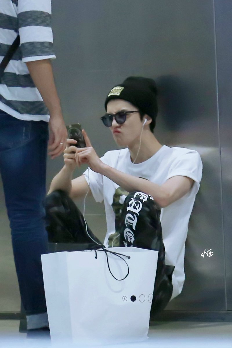 BUBBLETEAHOLIC's tweet photo. #SEHUN เซลฟี่รูปตัวเองหรือเป็นท่านั่งเล่นโทรศัพท์กันแน่ เห็นแล้วอยากดึงปาก 😆 https://t.co/8xNHCvJfJS
