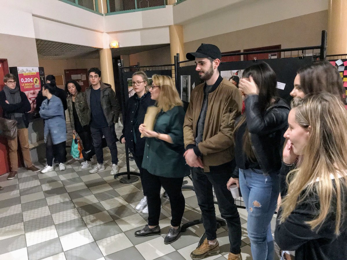ITIC_Mtp's tweet photo. {#concoursitic} Remise des prix de l'#exposition #concours #photo "Portrait de toi, portrait de tout" par le jury de L2 #infocom option "Conduite de projet". Bravo aux 3 gagnants et à ts les participants ! 🎉 Venez profiter de l'exposition jsq'à demain ! #NosEtudiantsOntDuTalent https://t.co/W1NbYFc9Et