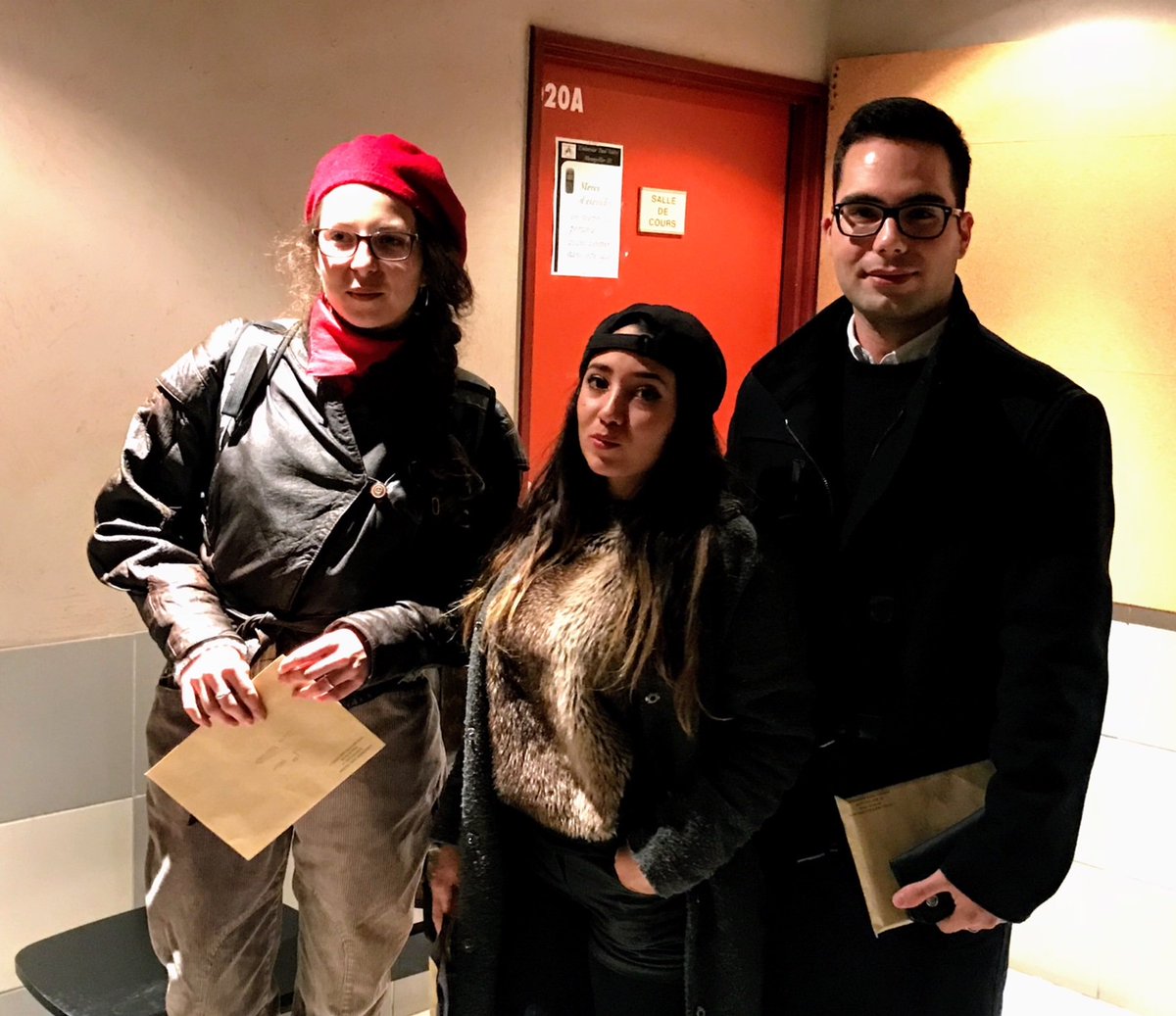 ITIC_Mtp's tweet photo. {#concoursitic} Remise des prix de l'#exposition #concours #photo "Portrait de toi, portrait de tout" par le jury de L2 #infocom option "Conduite de projet". Bravo aux 3 gagnants et à ts les participants ! 🎉 Venez profiter de l'exposition jsq'à demain ! #NosEtudiantsOntDuTalent https://t.co/W1NbYFc9Et