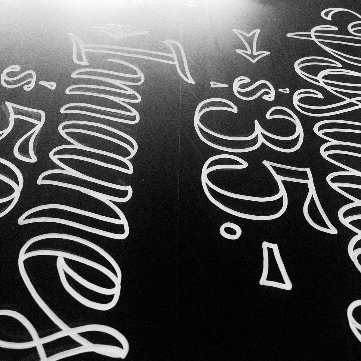 juanmadoca's tweet photo. Hace un tiempo hice esta pizarra para Laya Ilustración
🙌🏼
Pieza final y algunos detalles del proceso 🖊📐🤓
.
.
#letras #pasion #pizarra #edding #layailustracion #blanco #negro #lettering #blackboard #black #white #letteringtime #behance #letters #handlettering #buenosaires https://t.co/VpLQVwwDMK
