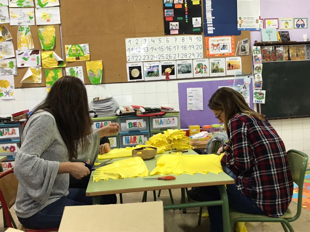 claporciuncula's tweet photo. Les famílies de 5 anys ens han ajudat a fer els vestits de pollets per al BETLEM VIVENT. Som un gran equip. 

GRÀCIES FAMÍLIES!!

#famíliesiescolajuntes #cooperam #treballamjunts #ungranequip https://t.co/yiXFpvplHz