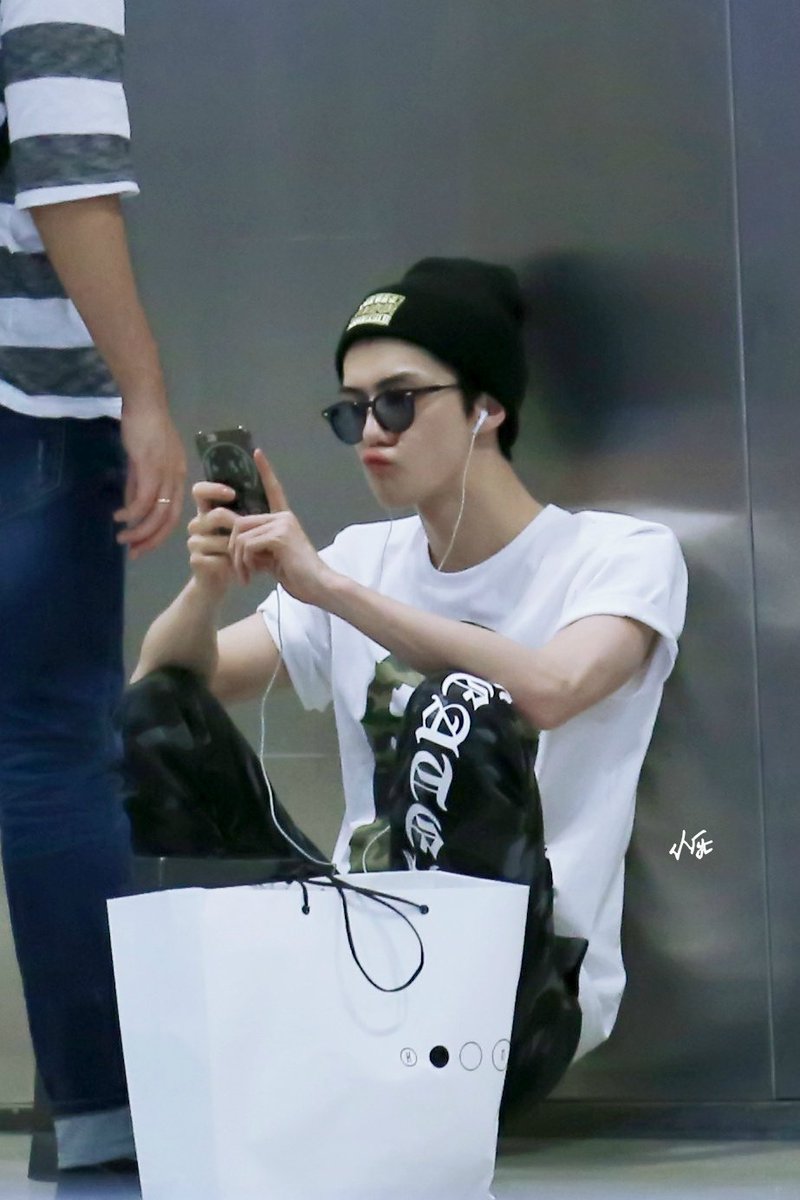 BUBBLETEAHOLIC's tweet photo. #SEHUN เซลฟี่รูปตัวเองหรือเป็นท่านั่งเล่นโทรศัพท์กันแน่ เห็นแล้วอยากดึงปาก 😆 https://t.co/8xNHCvJfJS