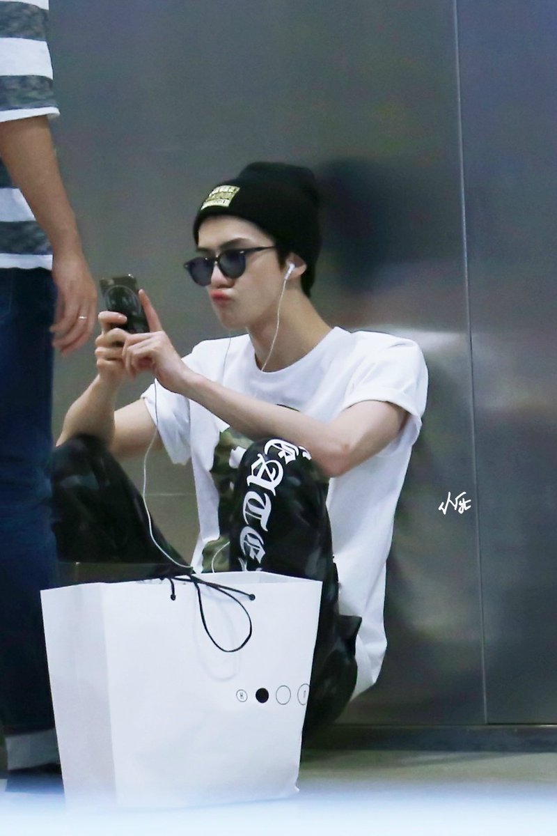 BUBBLETEAHOLIC's tweet photo. #SEHUN เซลฟี่รูปตัวเองหรือเป็นท่านั่งเล่นโทรศัพท์กันแน่ เห็นแล้วอยากดึงปาก 😆 https://t.co/8xNHCvJfJS